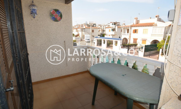 reventa-bungalow-guardamar-moncayo-terraza-entrada-rv2063