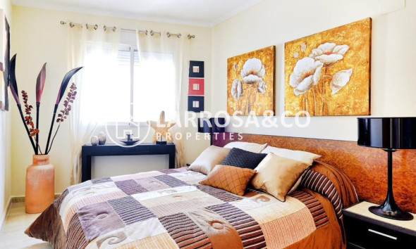 Resale - Apartment - Orihuela costa - Campoamor