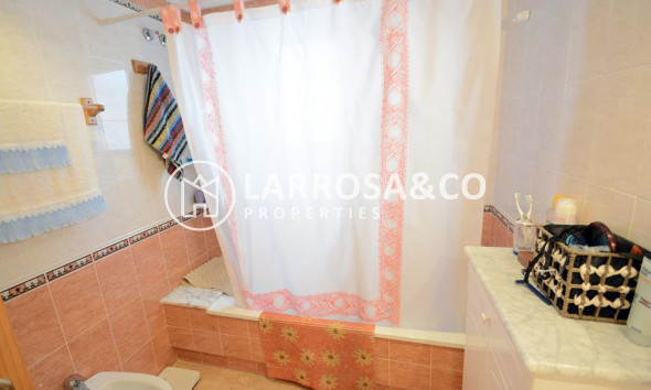 resale-apartment-guardamar-center-bathroom-bath-rv2117