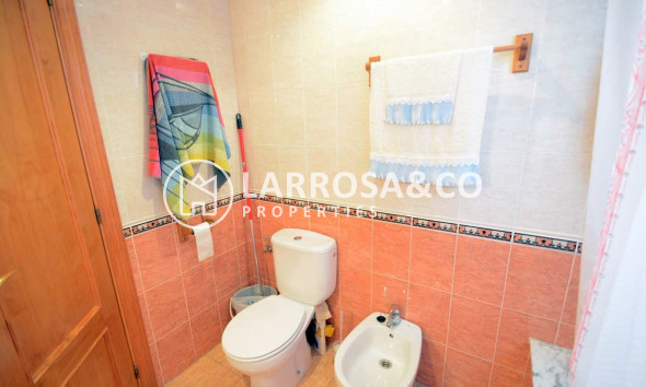 resale-apartment-guardamar-center-bathroom-rv2117