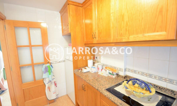 resale-apartment-guardamar-center-kitchen-rv2117