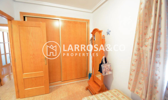 resale-apartment-guardamar-center-bedroom-2-wardrobe-rv2117